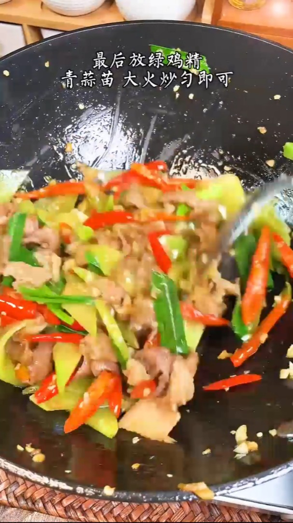 莴笋炒肉人人都喜欢,我推荐大家不要焯水,想做到脆嫩