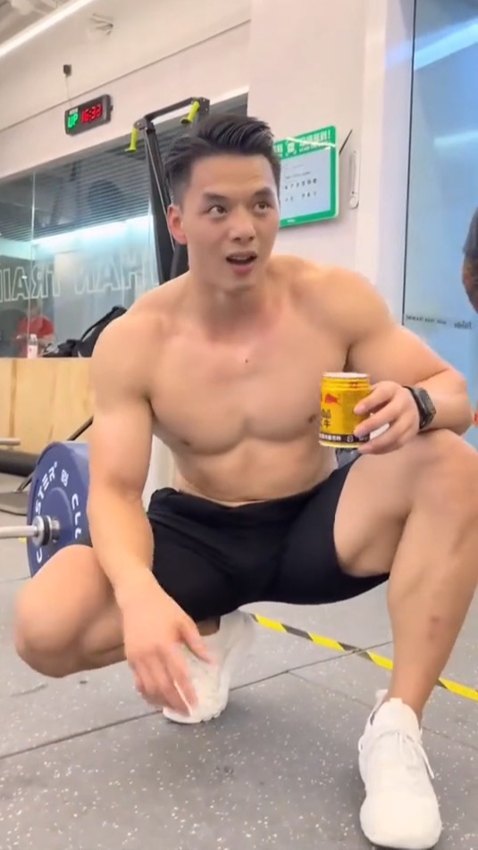 健壮的身材,饱满的胸肌,三位肌肉型男PK腱子肉,谁的更诱人?