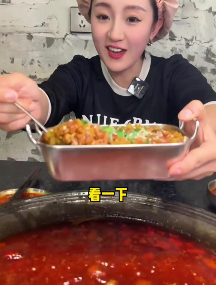 闺蜜推荐了个他们家楼脚的老火锅,嫩肉片真的很惊艳!