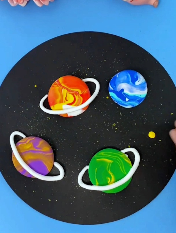 七彩星球创意儿童画,简单又好看,和孩子一起试试吧