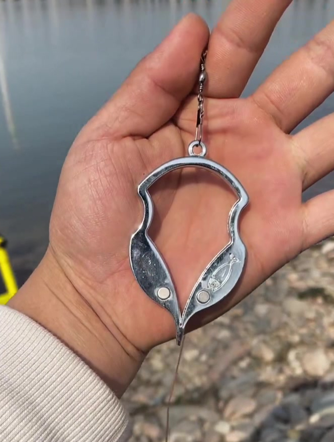 老钓友真有智慧,研发出挂底脱钩器,轻松救漂,不伤主线,真厉害