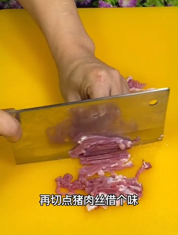 圆白菜炒粉条的做法1
