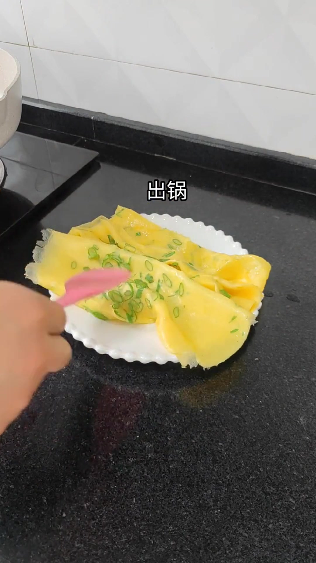 我做了小时候经常吃的鸡蛋薄饼,用剩米饭给妹妹做了好吃的饭团