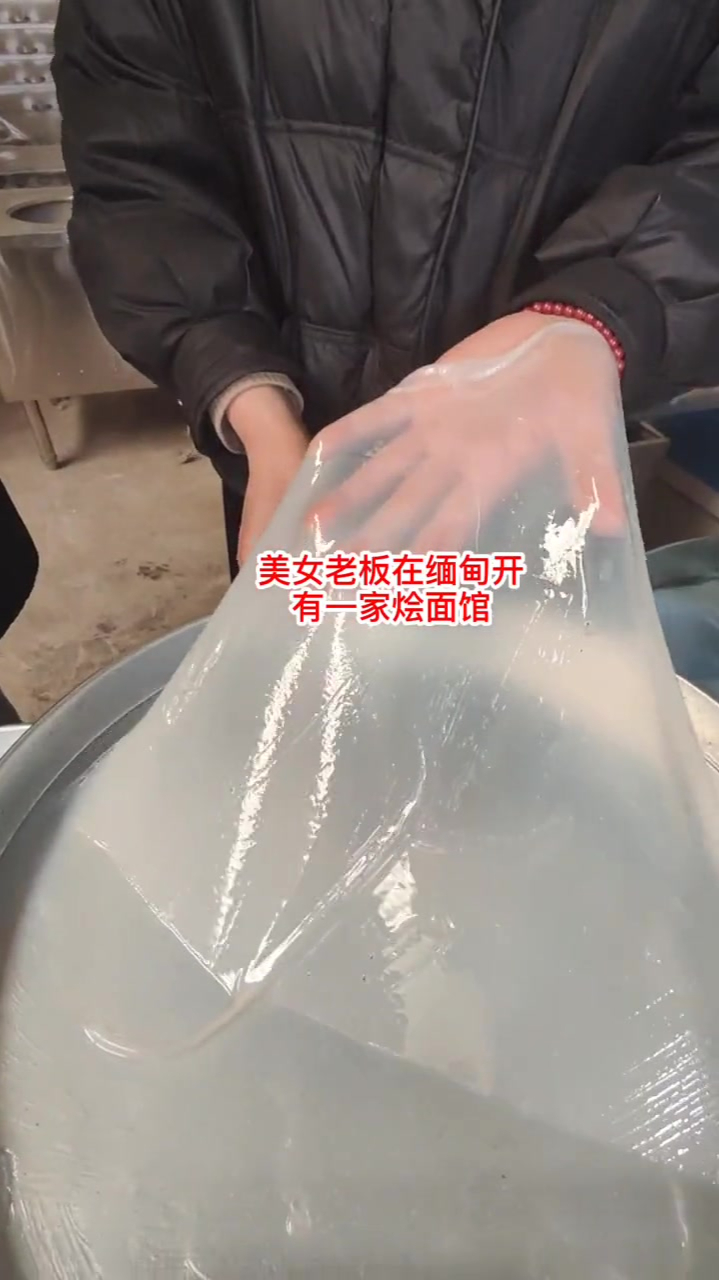 女老板学习凉皮机蒸箱技术,要将美味凉皮带向世界
