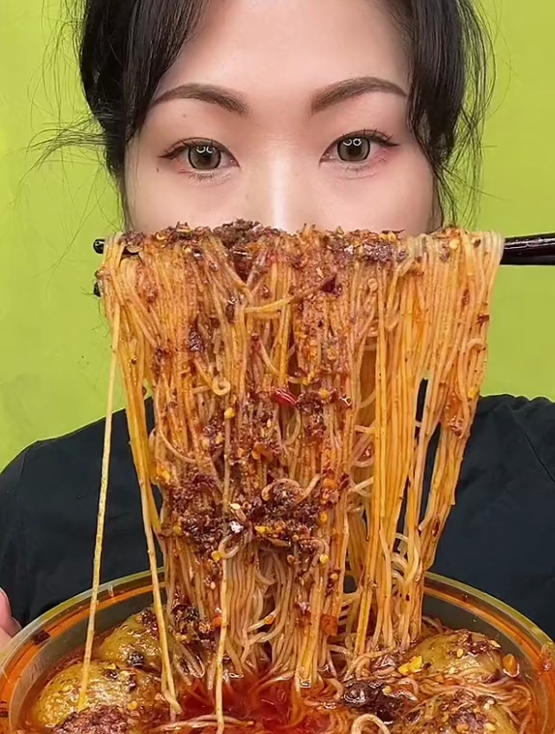 今天吃爆辣粉丝,牛肉丸是为了摆盘好看你信吗