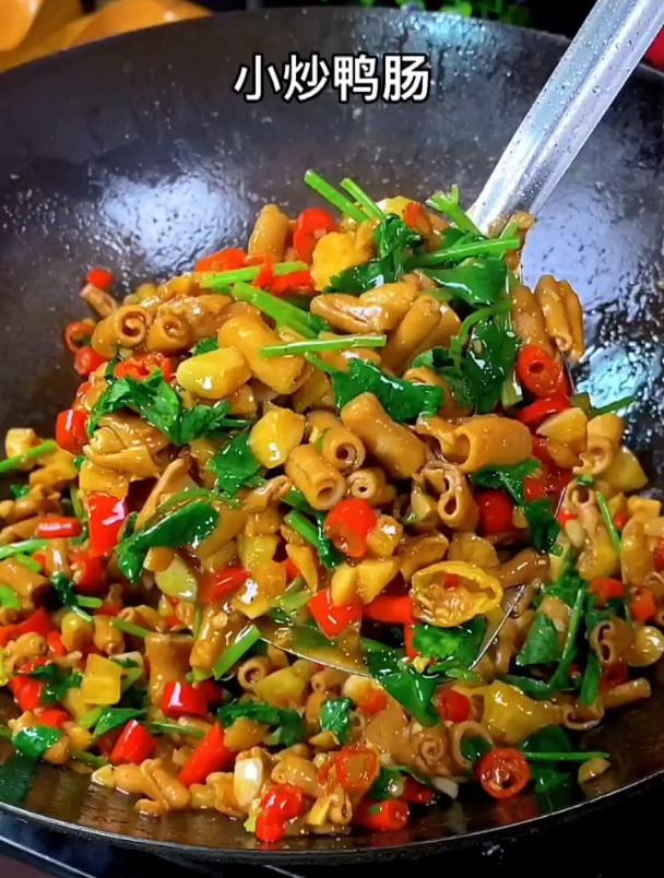 喜欢吃鸭肠吗,试试我这样做个小炒鸭肠,酸辣脆爽,下九又下饭