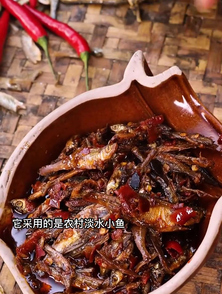 只用淡水小鱼和湖南的辣椒炒制 重辣左右 拌饭吃 辣的好爽!