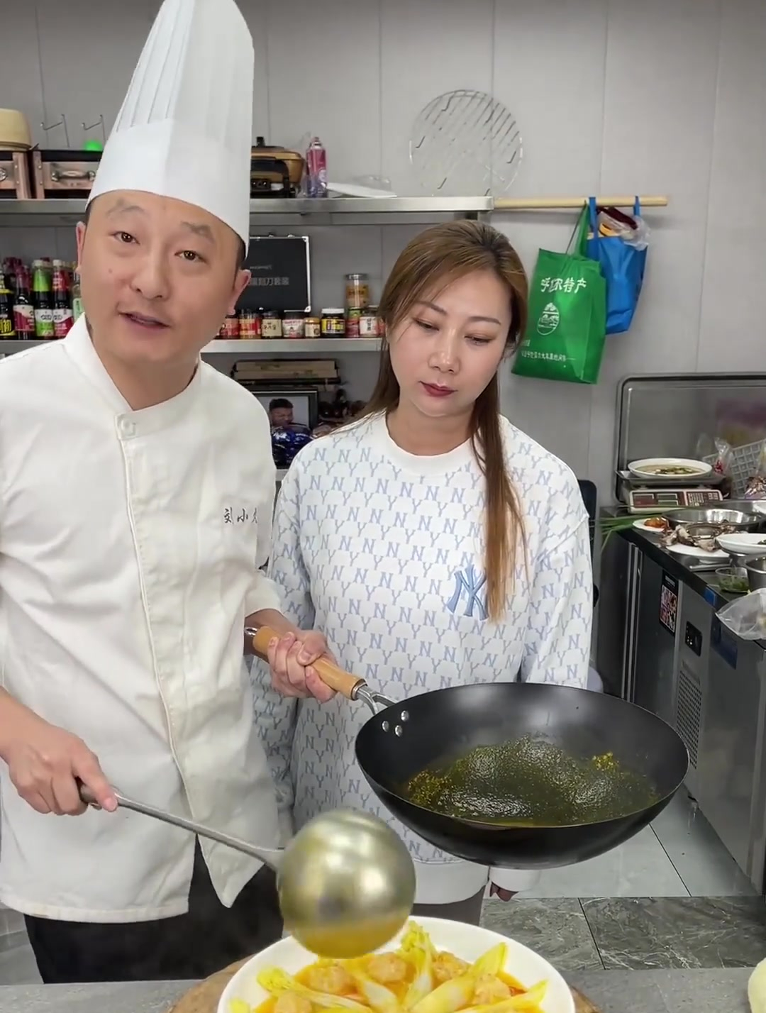在家也能做出酒店里的招牌菜金汤虾滑娃娃菜