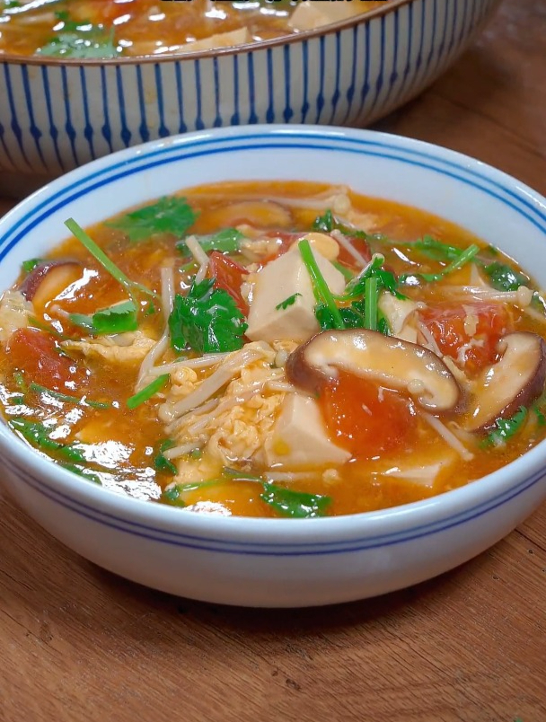 给孩子做这道番茄菌菇汤吧,汤酸开胃,比大鱼大肉还好吃