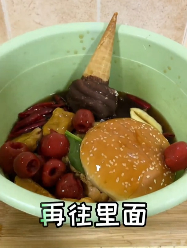 可乐配汉堡味道嘎嘎好!