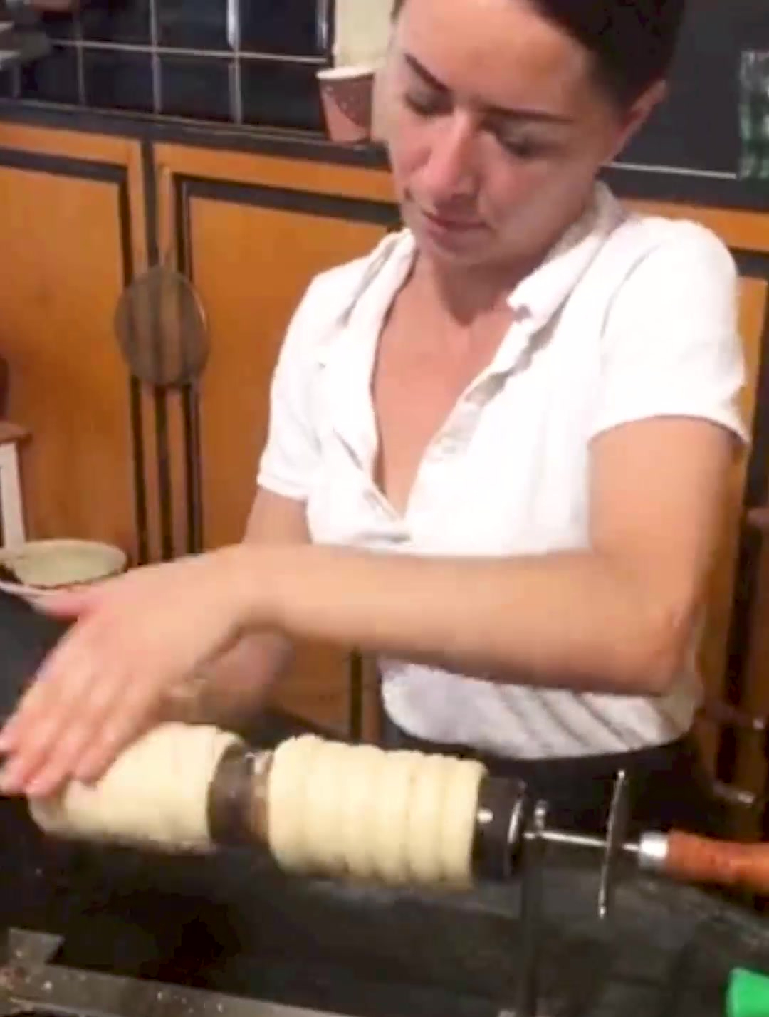 捷克百年冰淇淋Trdelnik,热面包配上冰淇淋,来布拉格必吃