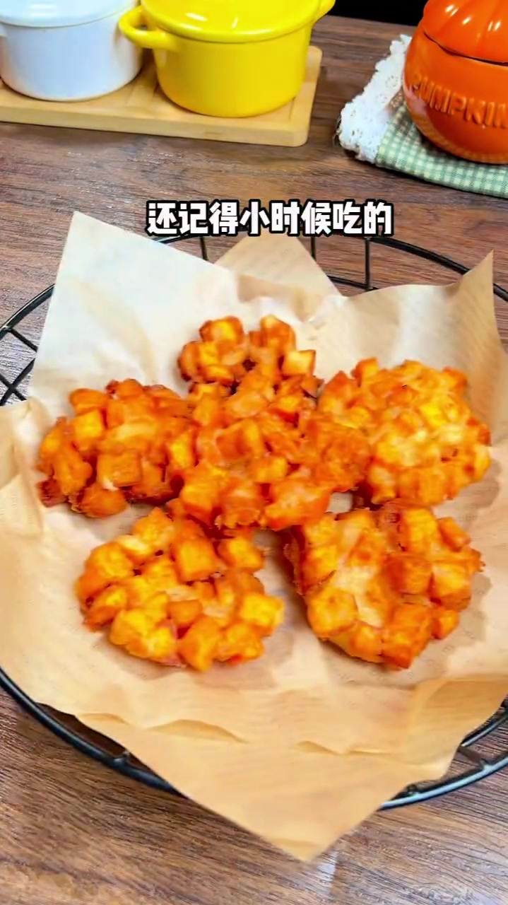 还记得小时候吃的油炸红薯饼吗,做法简单