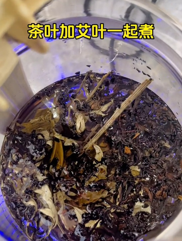 你喝过蛋茶吗?蛋茶的制作原来是用茶叶和艾草煮的水泡出来的