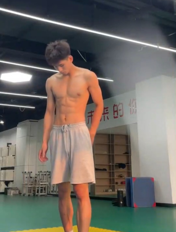 肌肉大男孩卷腹训练,八块腹肌棱角分明如雕刻,人鱼线帅气迷人!