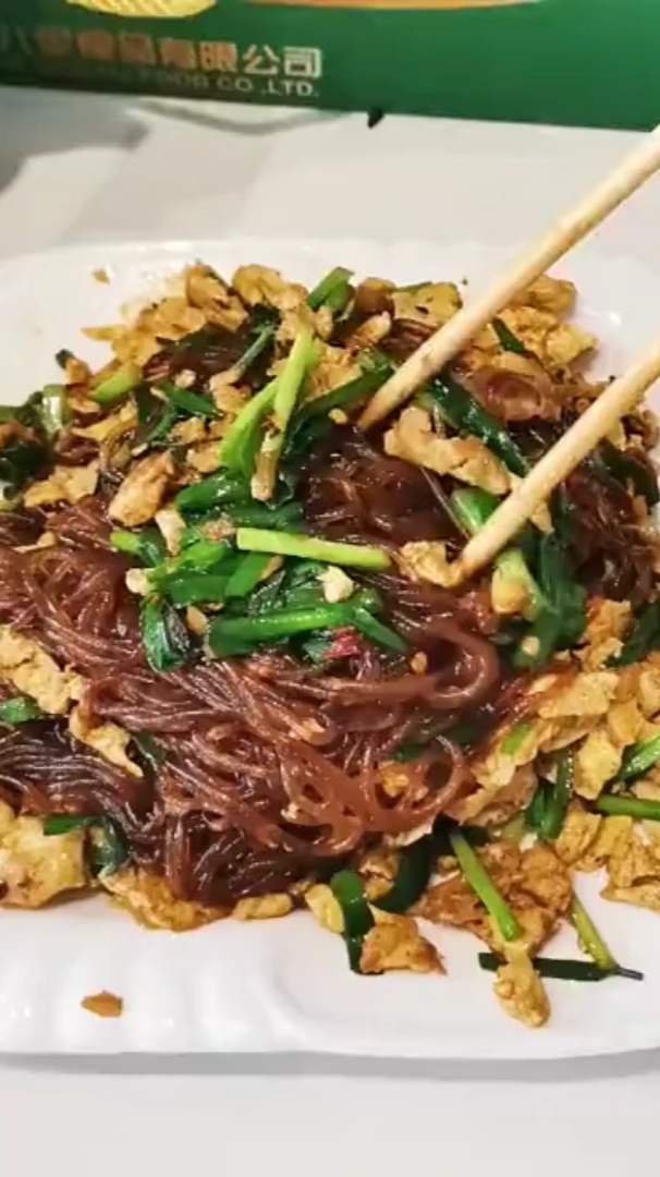 无论主食是米饭、馒头还是大饼,都特别搭的一道圆粉炒鸡蛋!