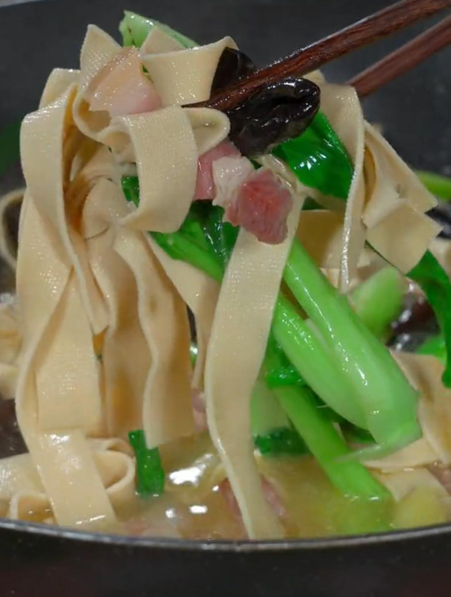 咸肉煨百叶鲜香味美,非常的好吃下饭