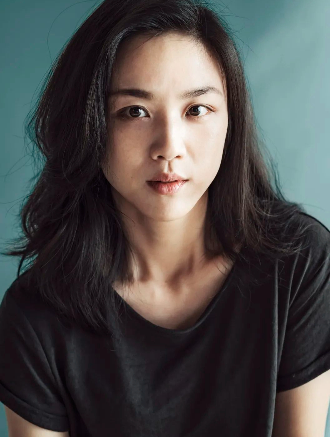 汤唯韩国坐地铁!素颜现身模样大变,皮肤黝黑土气被嘲像村姑