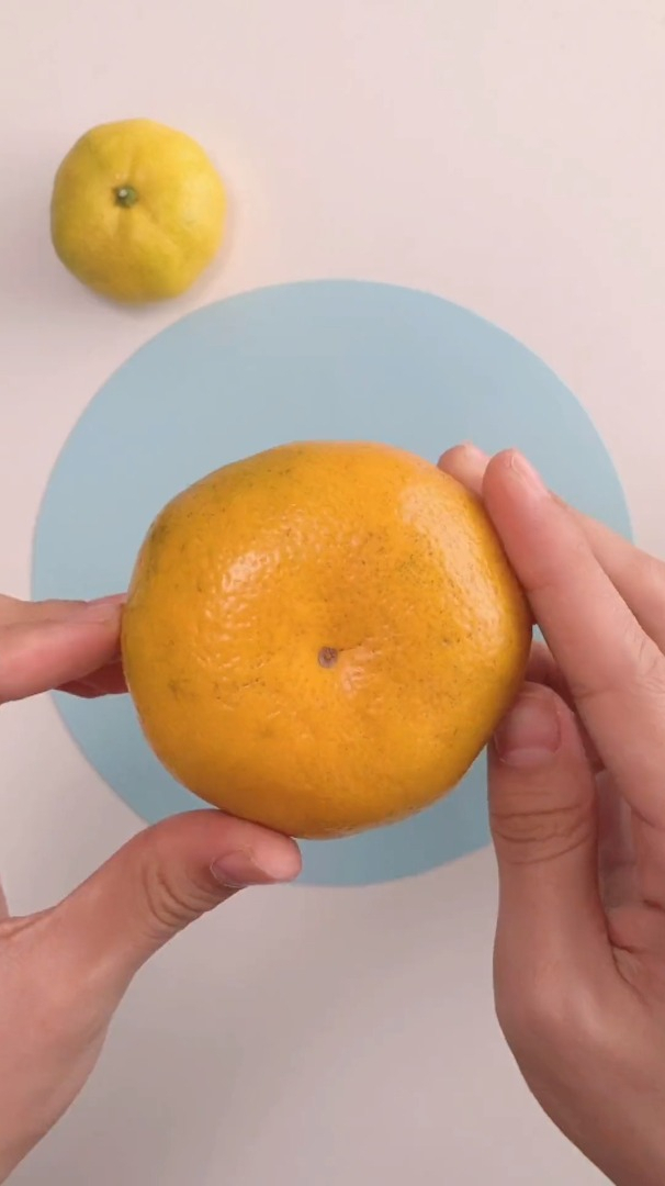 吃完的桔子皮别丢 还可以做可爱的小鸡噢!废物利用 创意美术