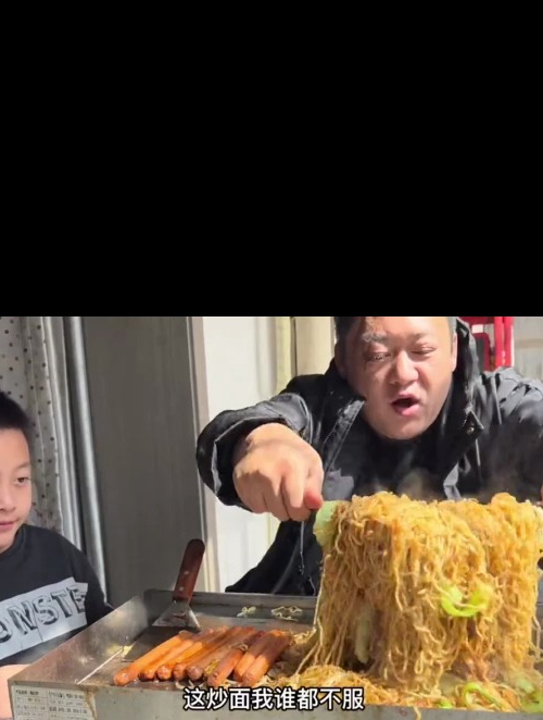 4大包方便面,一袋火腿肠,胖龙做“铁板炒面”没想到这么好吃!