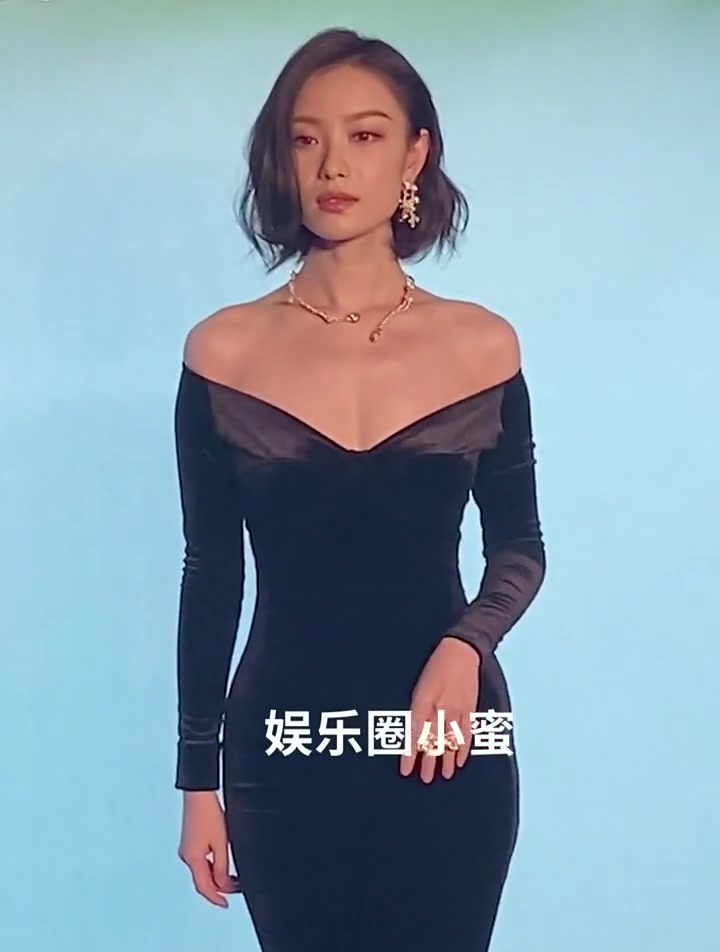 倪妮黑色丝绒鱼尾裙,整个礼服勾勒出曼妙高挑的身材,气质迷人