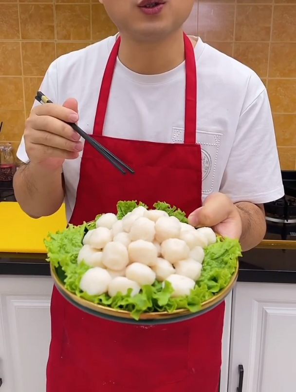 手工鱼丸Q弹好吃的关键,手法时间火候都很重要,视频教学