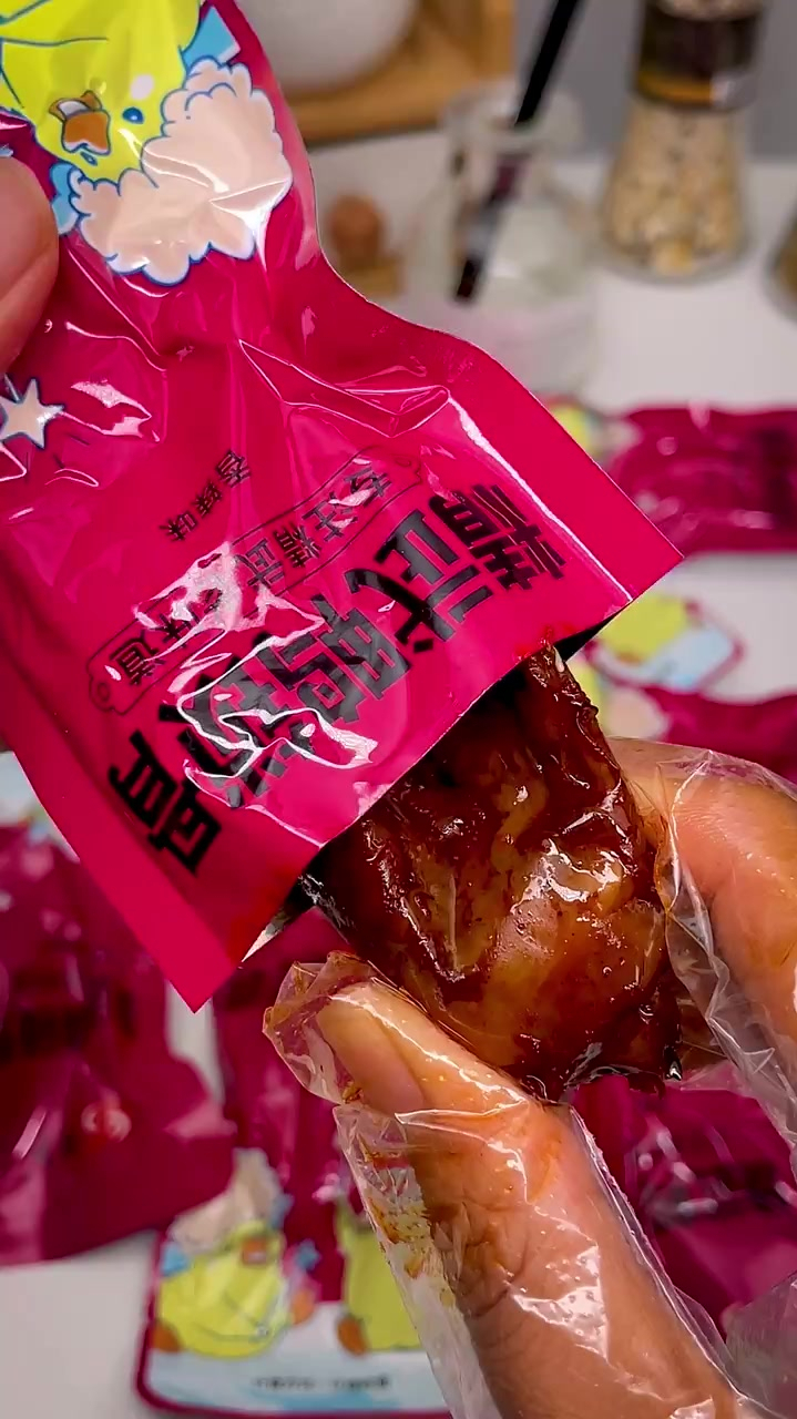 个大肉多,骨肉相连,香辣的鸭锁骨,追剧必备,好吃到嗦手指