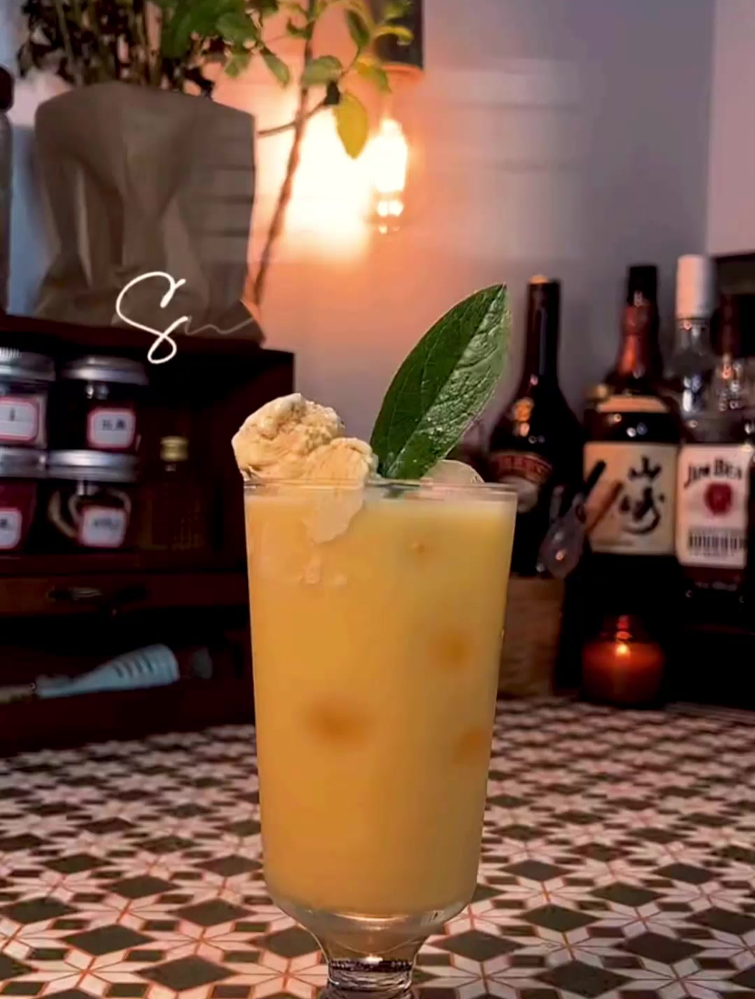 雪球鸡尾酒中的萌妹子