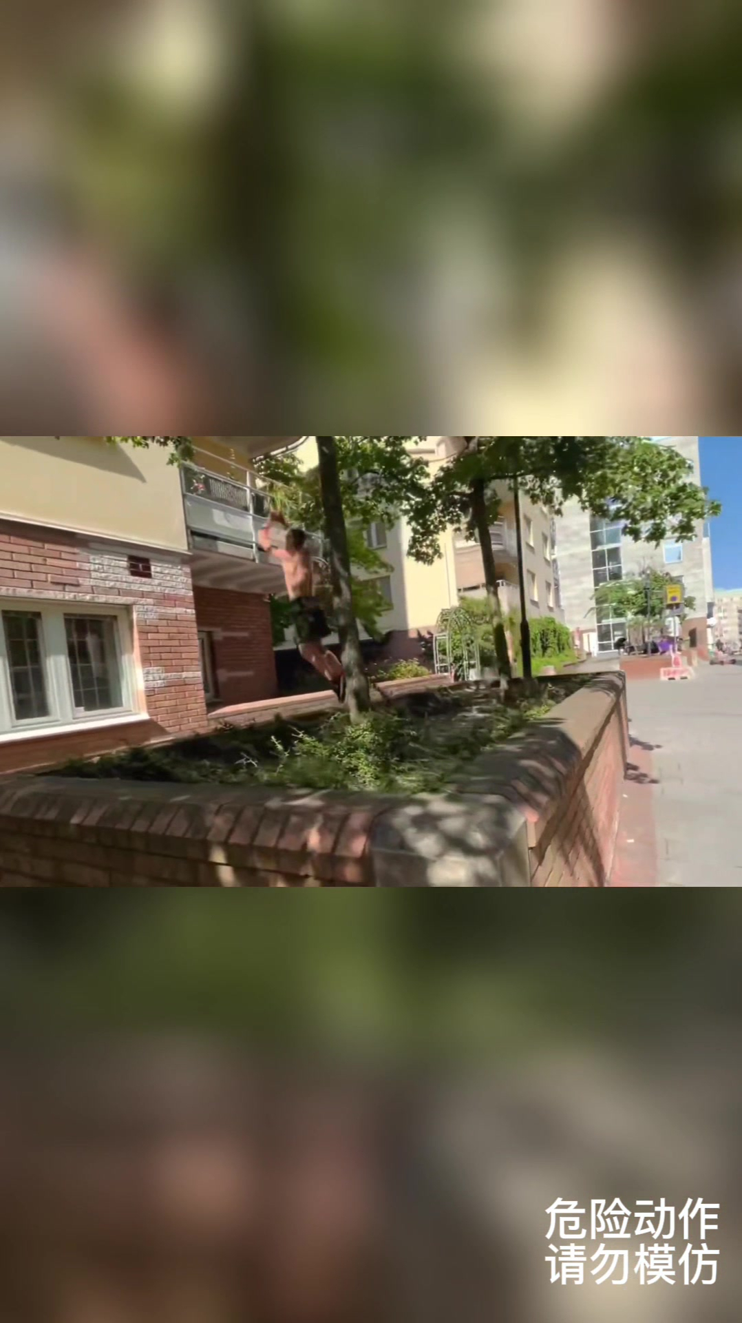 赤膊男孩街头精彩跑酷