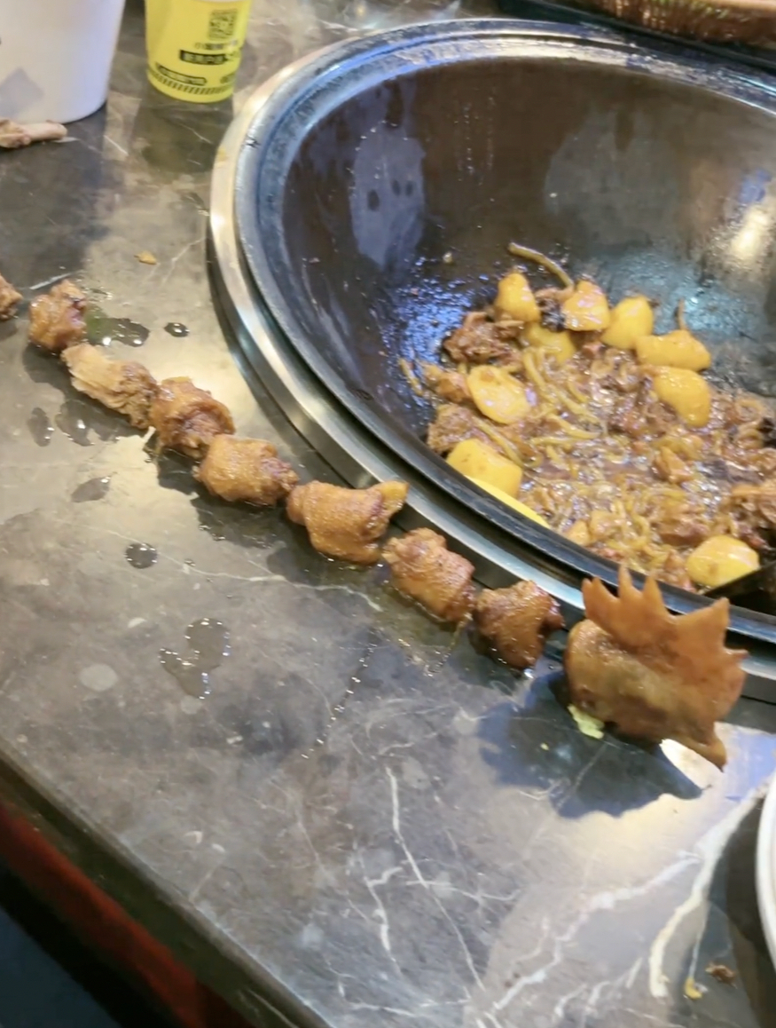 顾客吃地锅鸡吐槽吃出8截鸡脖,网友:这是“动车鸡”