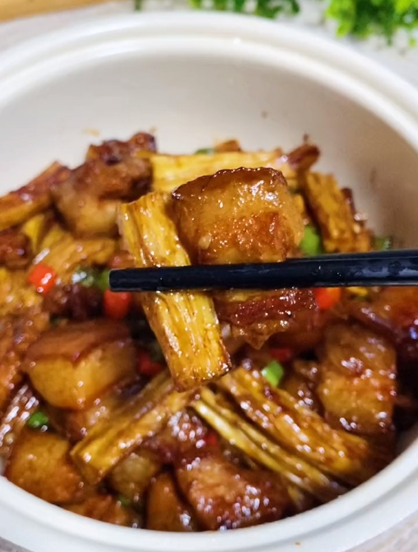 这样做的腐竹焖五花肉,好吃到转圈圈 美食推荐官