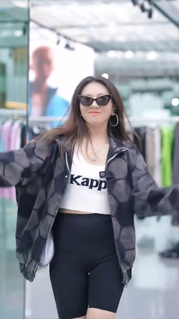 三里屯街拍:时尚小美女穿上新买的黑标加拿大鹅,走路都透着幸福