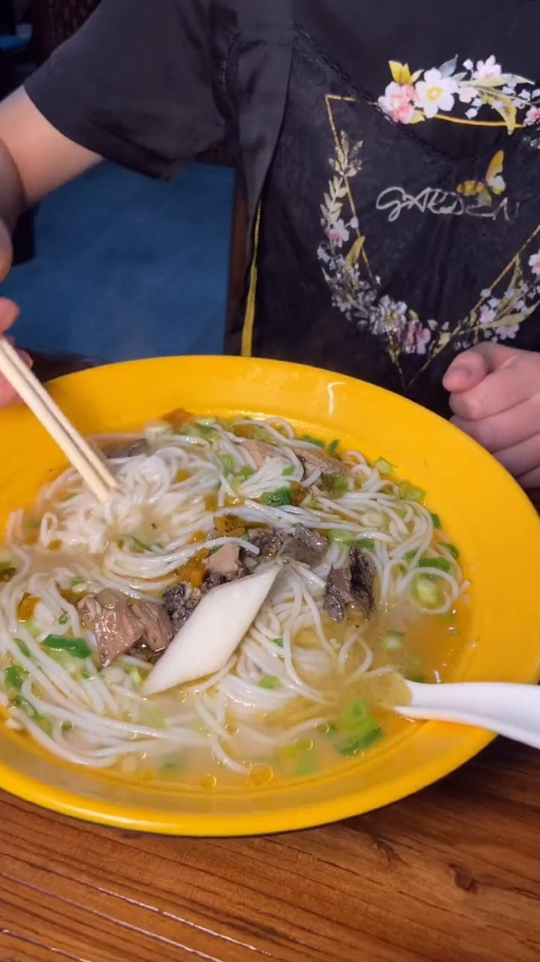 正宗云县岩胖乌鸡米线面好吃,汤更浓,鸡腿鸡翅鸡爪一起吃!