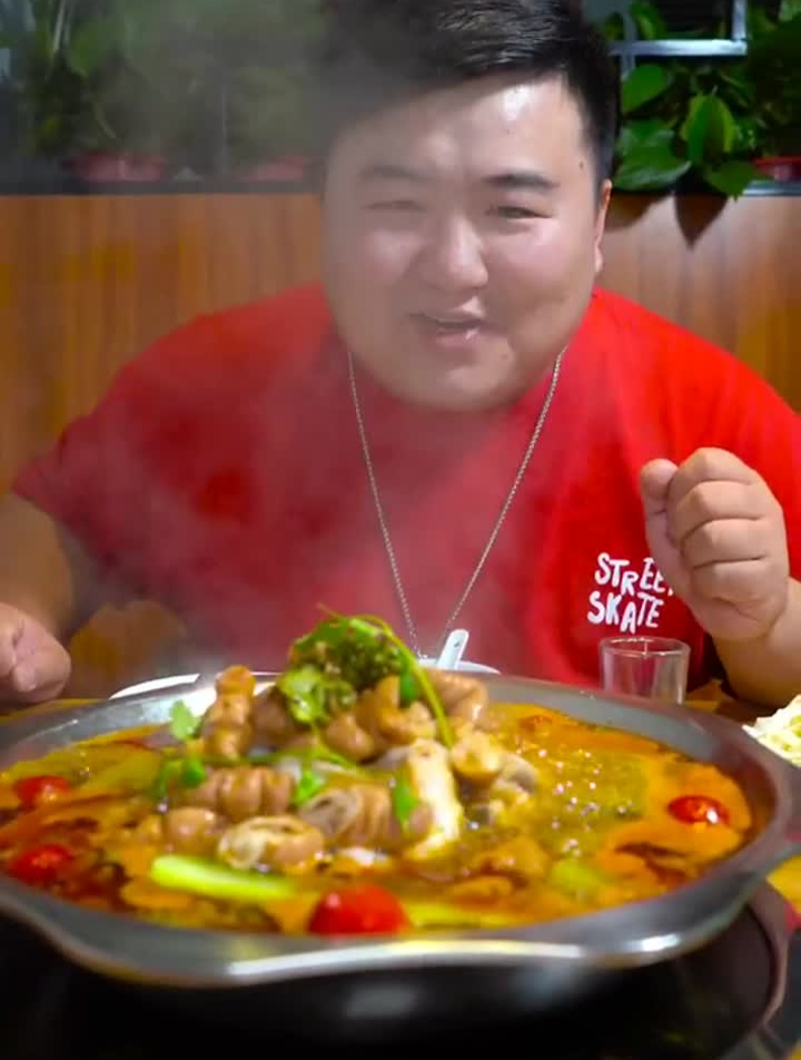 今天终于吃到肥肠鱼火锅了