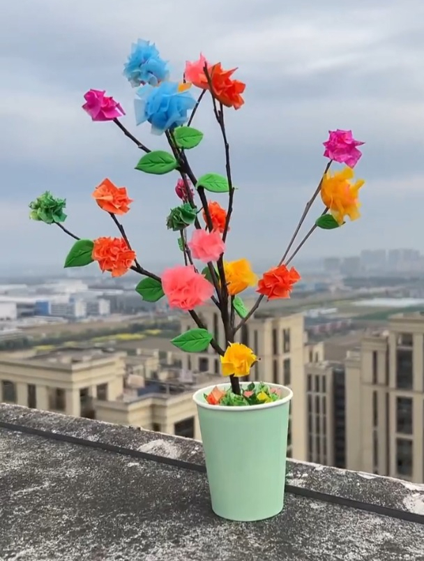 捡一根干树枝,用超轻黏土做一个开满七彩鲜花的小树。