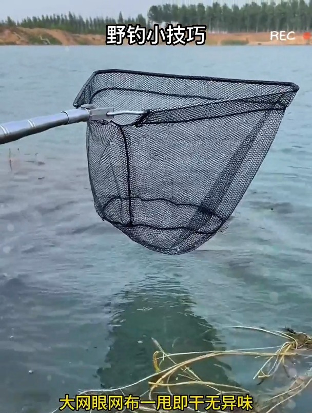 还在用手摸鱼?老钓友都在用的抄网竿,一甩即开,抄鱼快人一步!