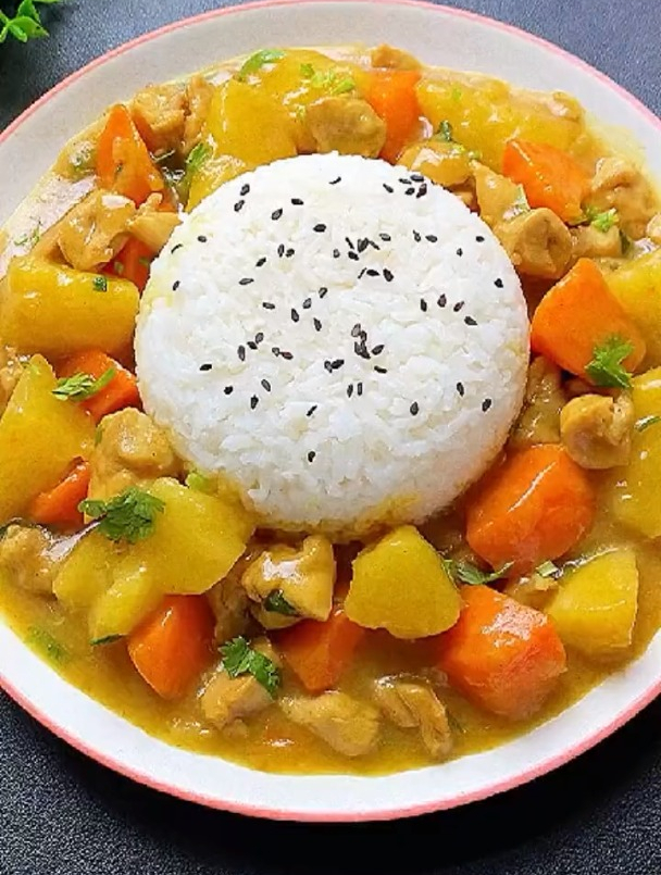 家常菜谱100道:一道简单的咖喱鸡肉饭,好吃到停不下来