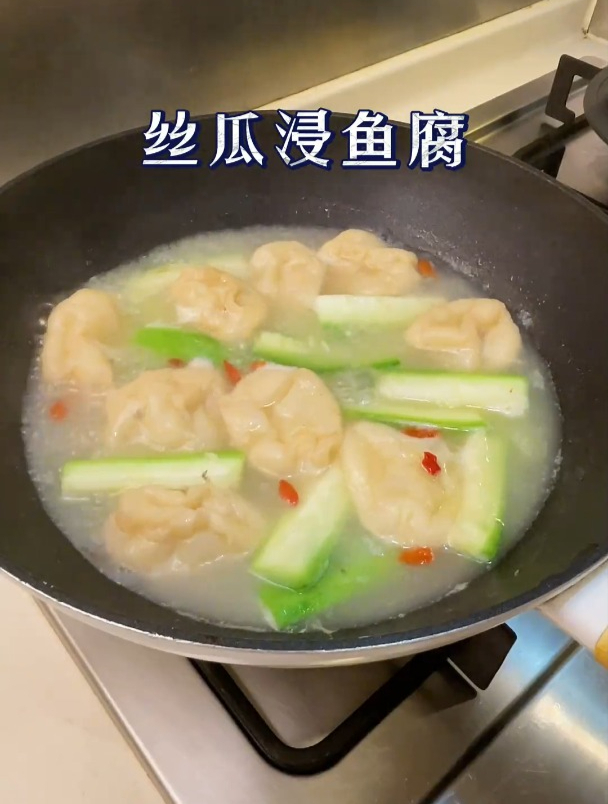 到了吃丝瓜的季节,吸收了鱼汤的鲜甜味道好好喝你们都试试吧