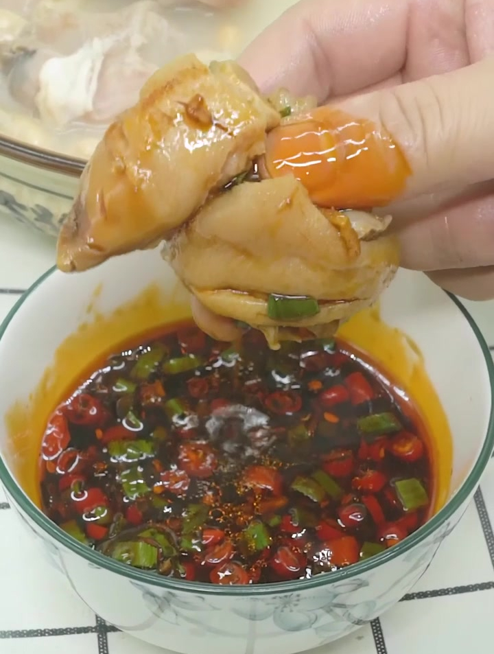 芸豆炖猪蹄只需简单几步,猪蹄Q弹,汤汁奶白,超好喝~