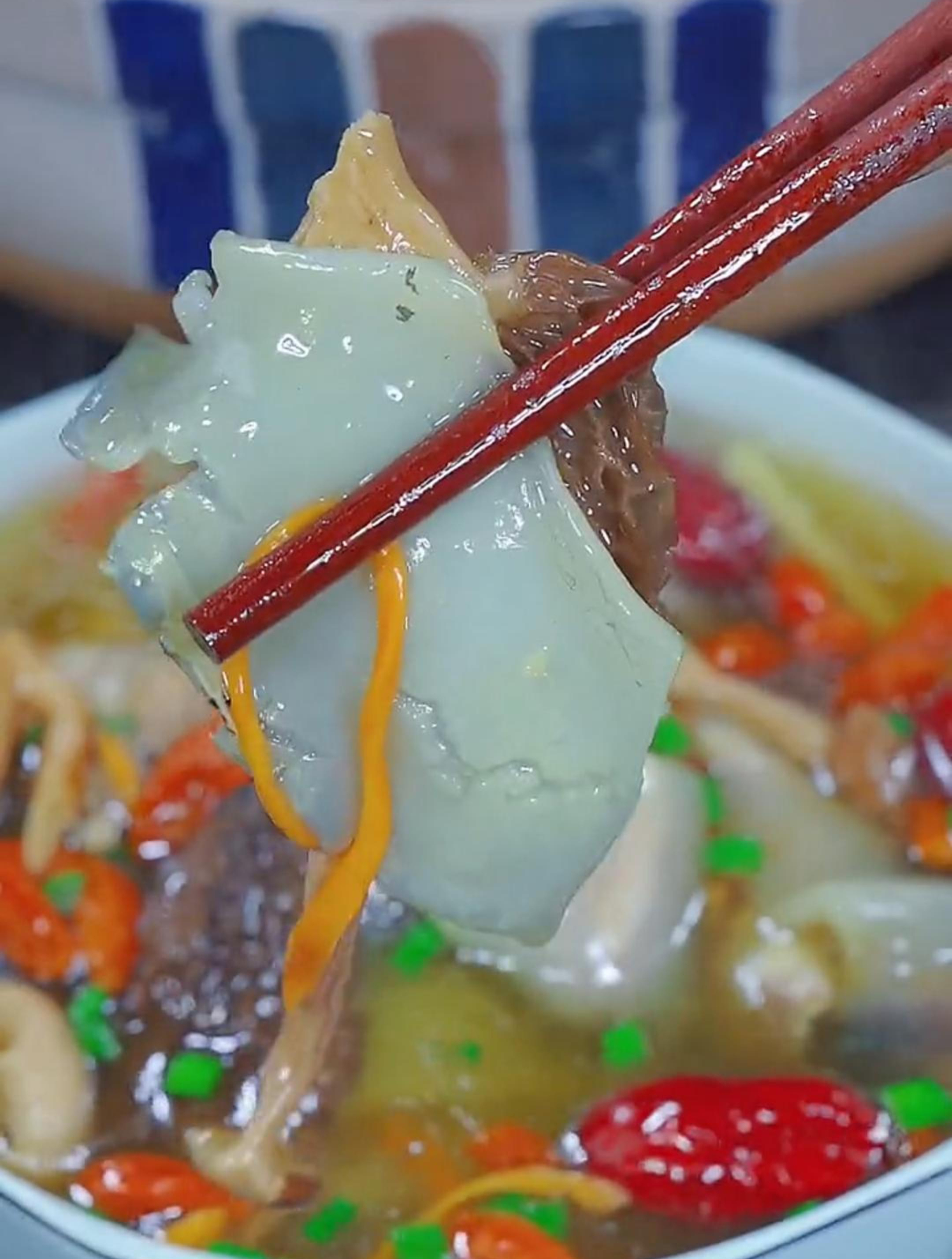 这样炖的甲鱼汤菌菇浓郁,肉质嫩滑
