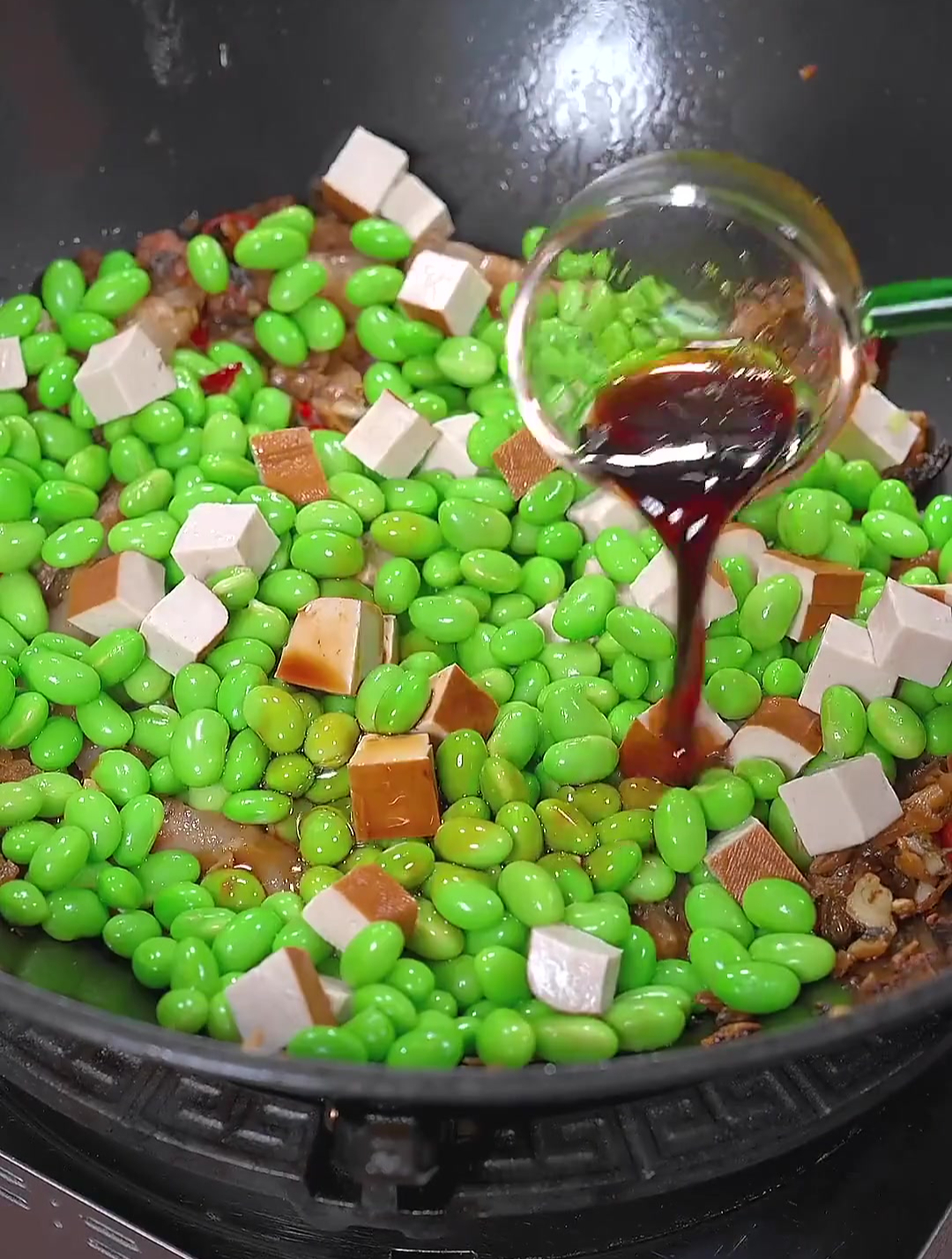 用毛豆和香干炒外婆菜,既然这么好吃,拌上大米饭太香了