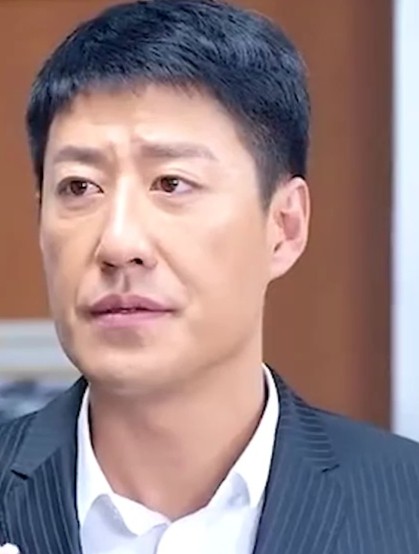 女友咄咄逼人,竟让男友酱油浇头道歉,男人这一浇恩断义绝