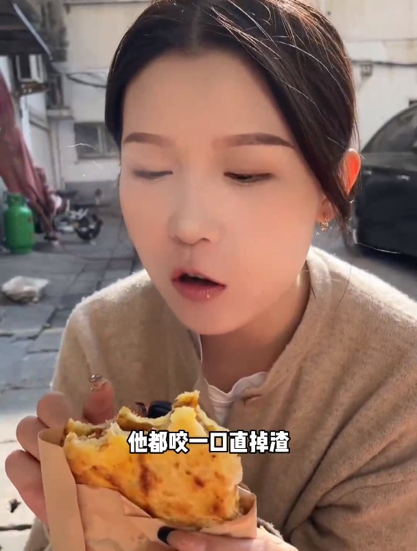 信阳早餐美食,先煎后烤的鸡蛋煎饼太爱了