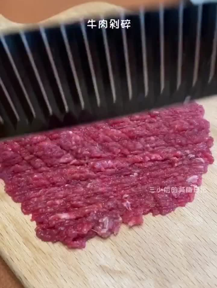 减脂餐蒜苔炒肉末,除了很下饭,这样拌面也很好吃美食推荐