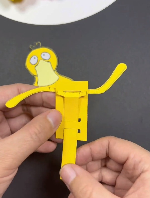 用卡纸做个会摆手的可达鸭 很可爱 做法也简单 亲子手工