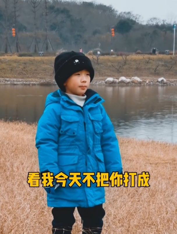 发一个完整版的奥特曼对战鱼头怪