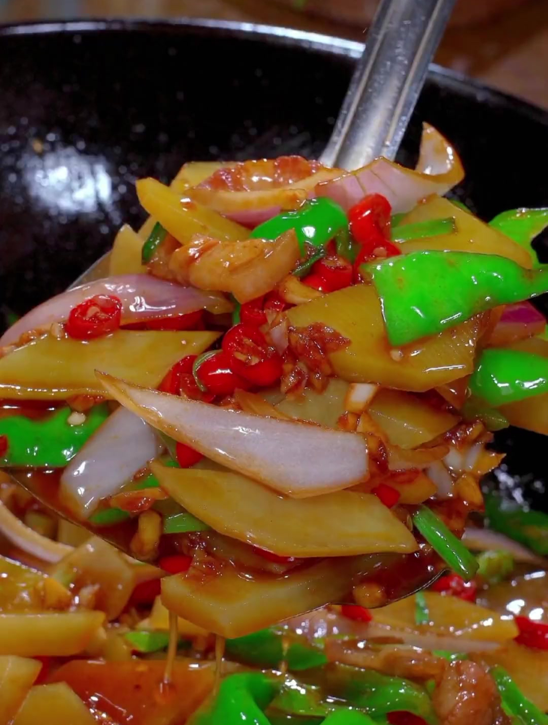 土豆和洋葱炒在一起,做一个简单好吃的家常菜