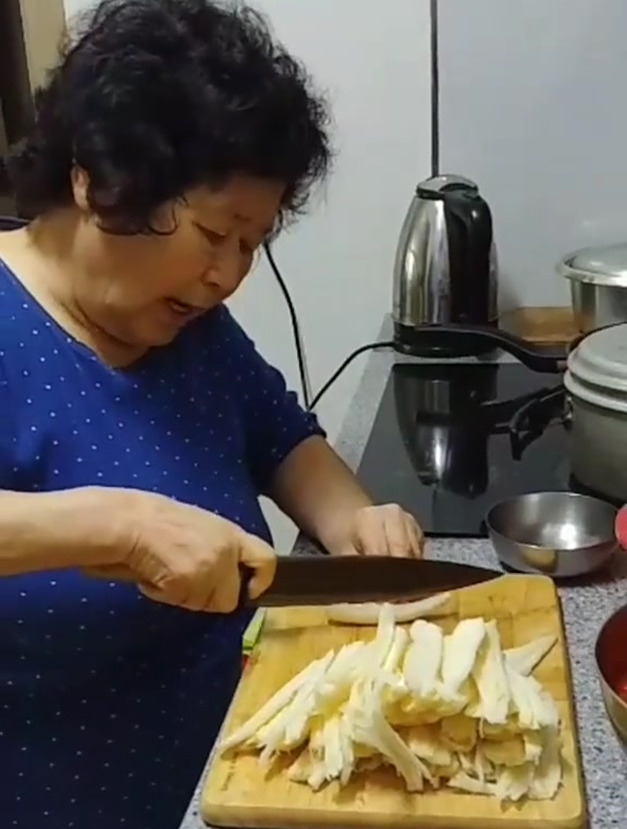 韩国婆婆开始做沙参泡菜啦