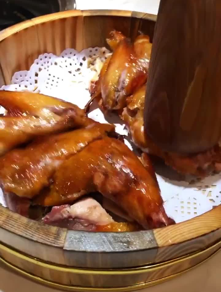 得过金奖勒～裸奔虾,竹签鱼片,蛋卷沙拉,每道菜都很有趣!