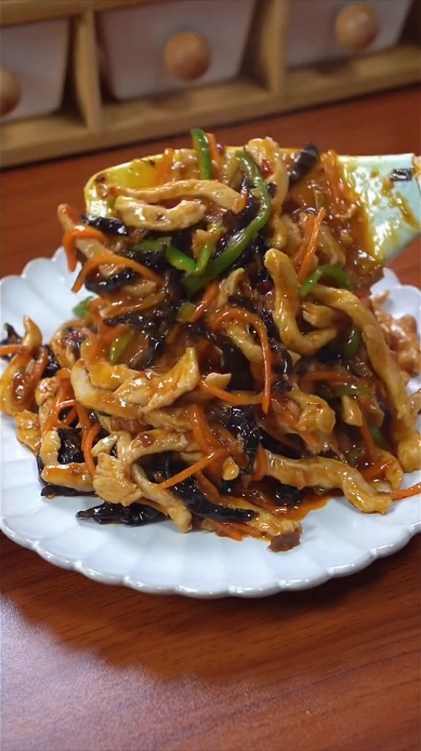 鸡胸肉不要再水煮了!这样炒比鱼香肉丝还好吃
