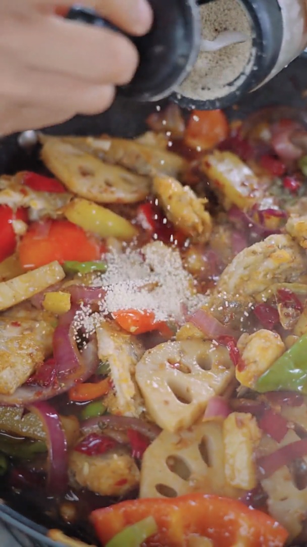 今天做个海鲜吃,干锅带鱼,把小宇馋的直流口水!